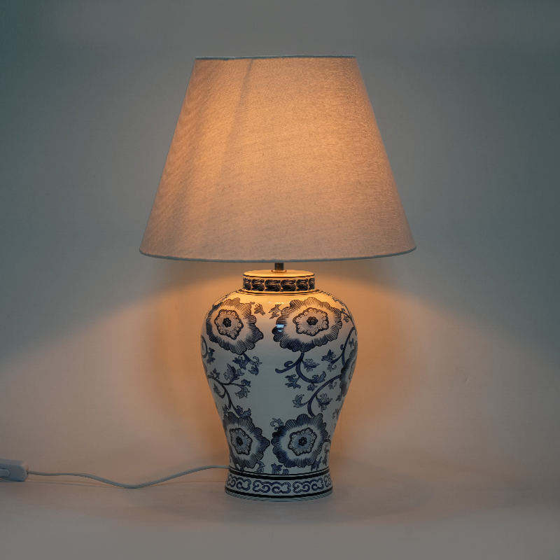 Lampu meja porselen biru dan putih gaya Cina baru