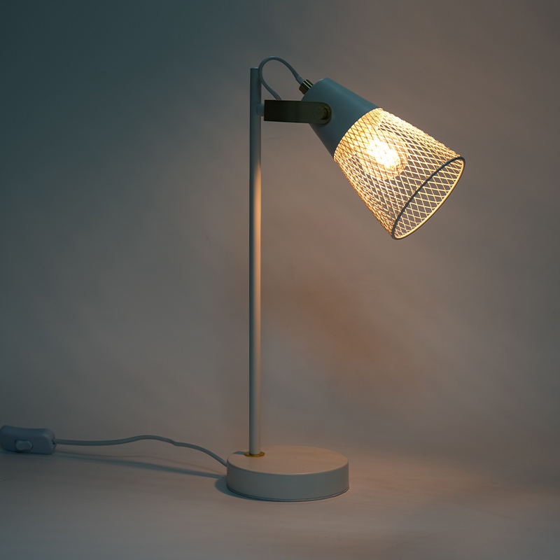 Hotel kamar tidur logam lampu meja besi berlubang