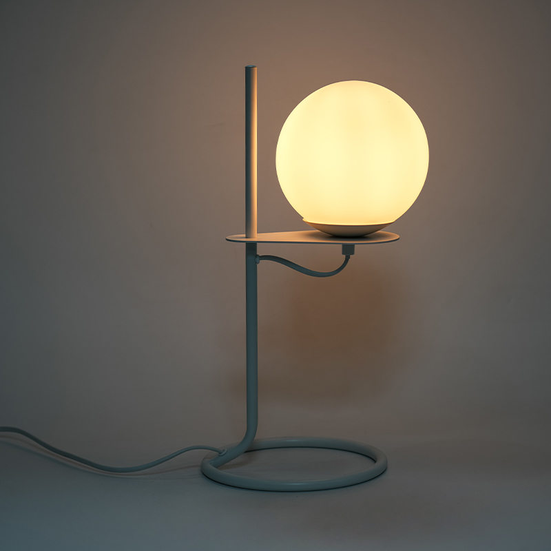 Lampu meja bola kaca sederhana
