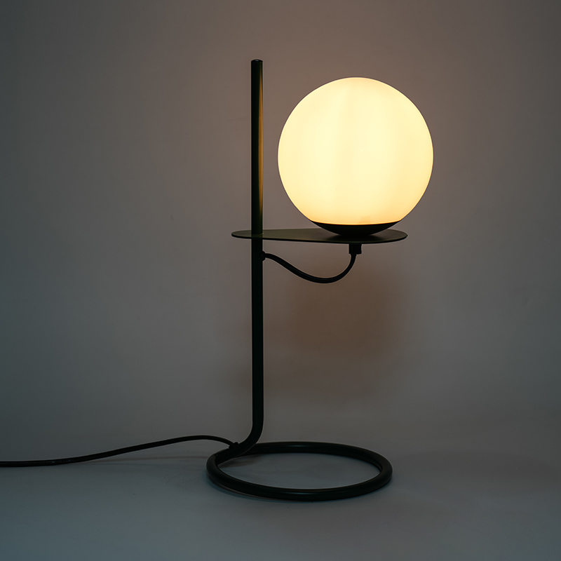 Lampu meja bola kaca sederhana