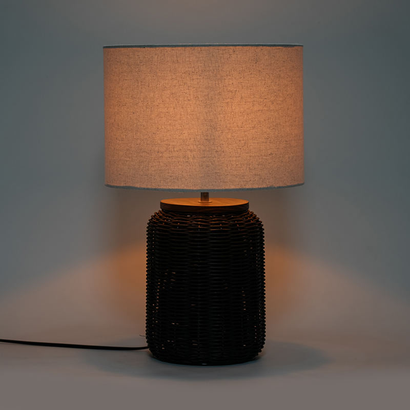 Lampu meja vintage rotan hitam