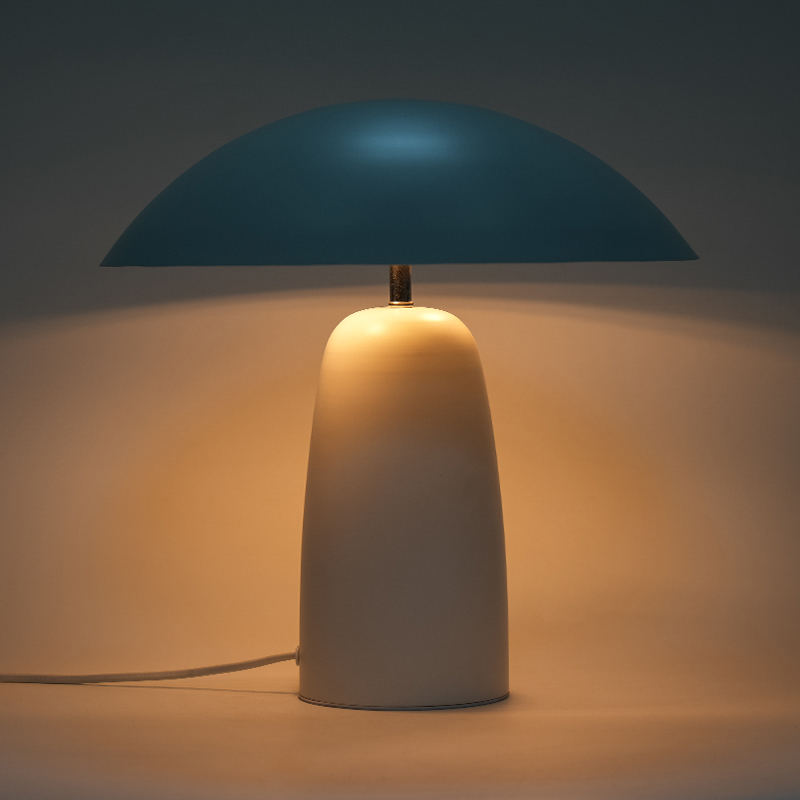 Lampu meja berbentuk jamur logam