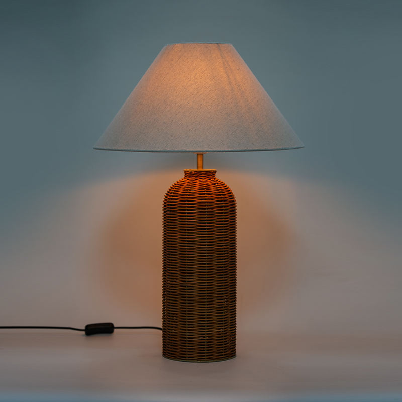 Lampu meja rotan tenunan tangan