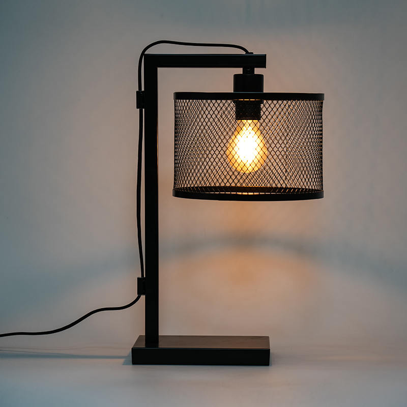 Lampu meja dekoratif besi tempa