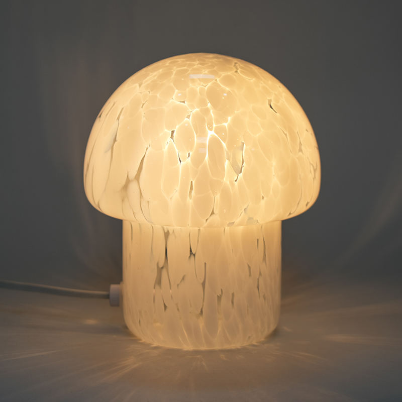 Lampu meja jamur kaca terlihat