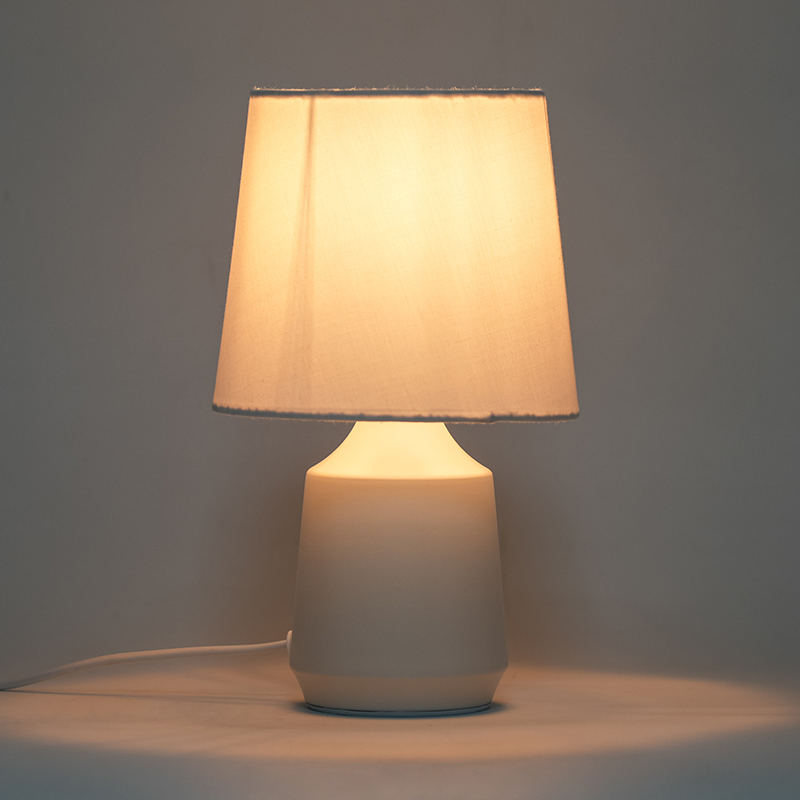 Lampu Table Sederhana Logam
