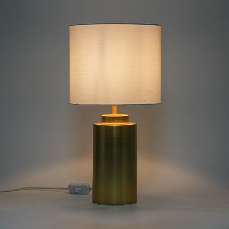 Lampu meja logam sederhana dan elegan