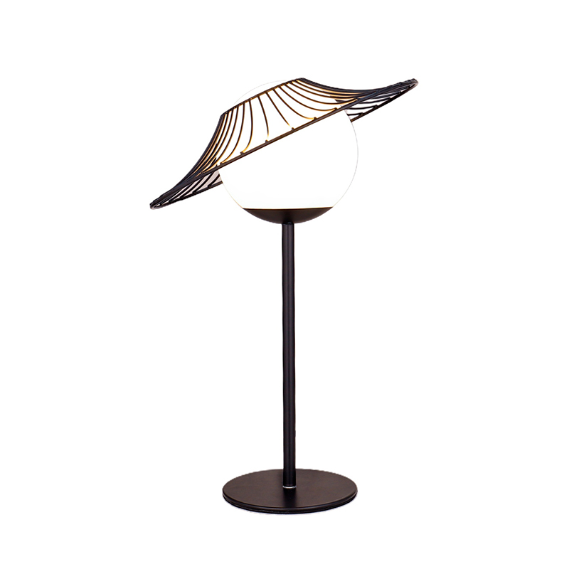 Lampu meja berbentuk topi