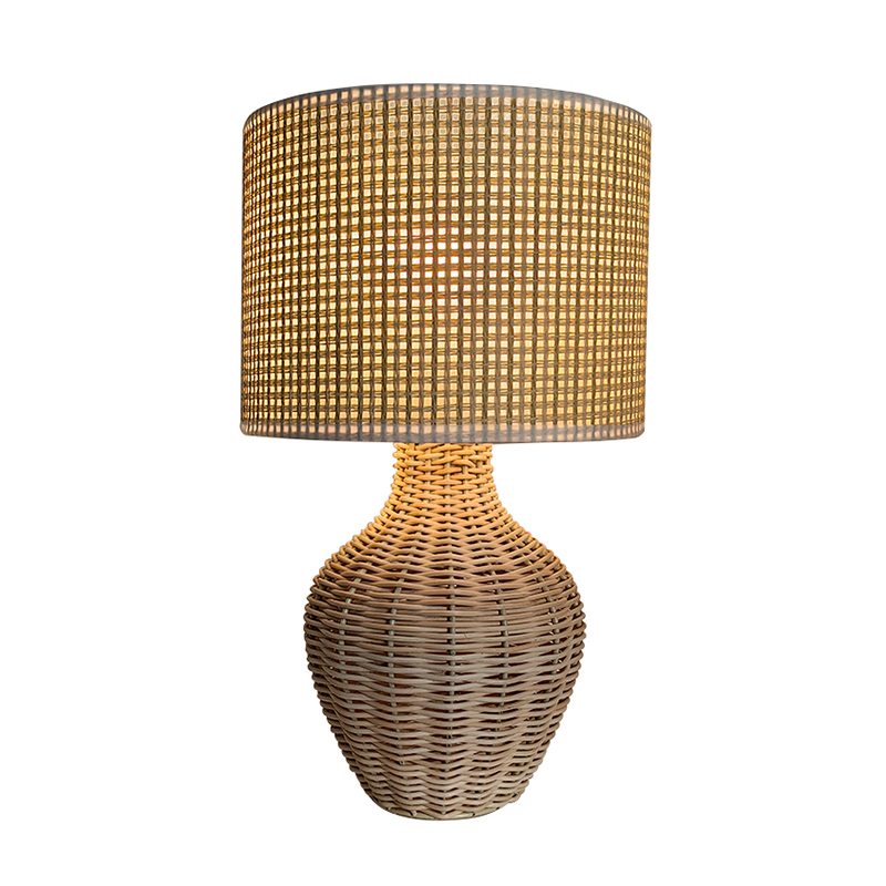 Lampu meja rotan kuno di homestay