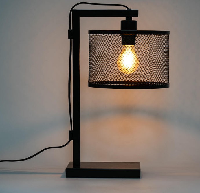 Bagaimana lampu meja dekoratif besi tempa memastikan stabilitas dan daya tahan produk?