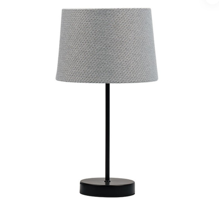 Bagaimana kap lampu dari lampu meja retro perangkat keras ini mempengaruhi efek hamburan cahaya?